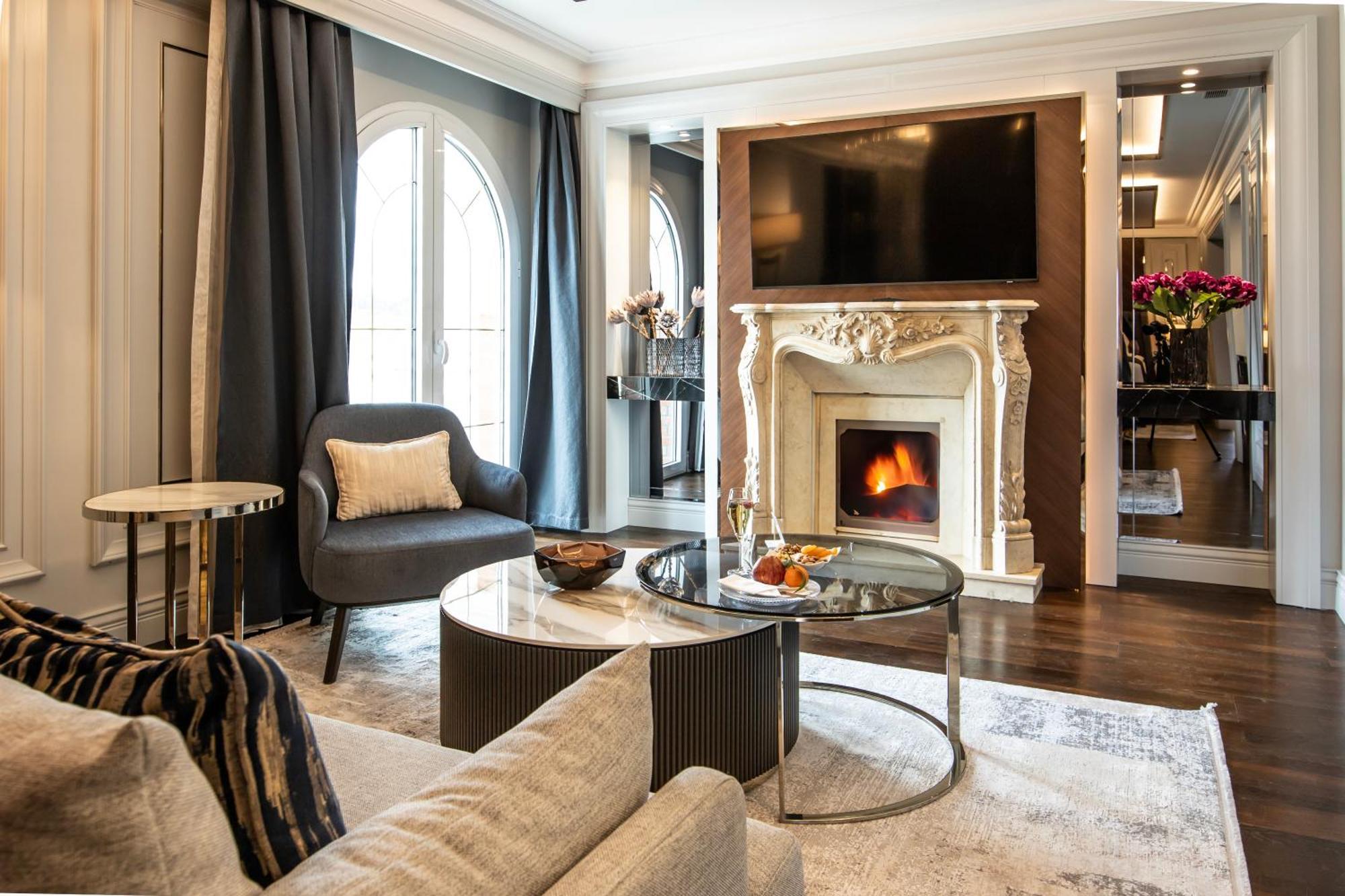Xheko Imperial Luxury Hotel & Spa Tirana Exterior foto The living room of a suite at the Mandarin Oriental, Paris