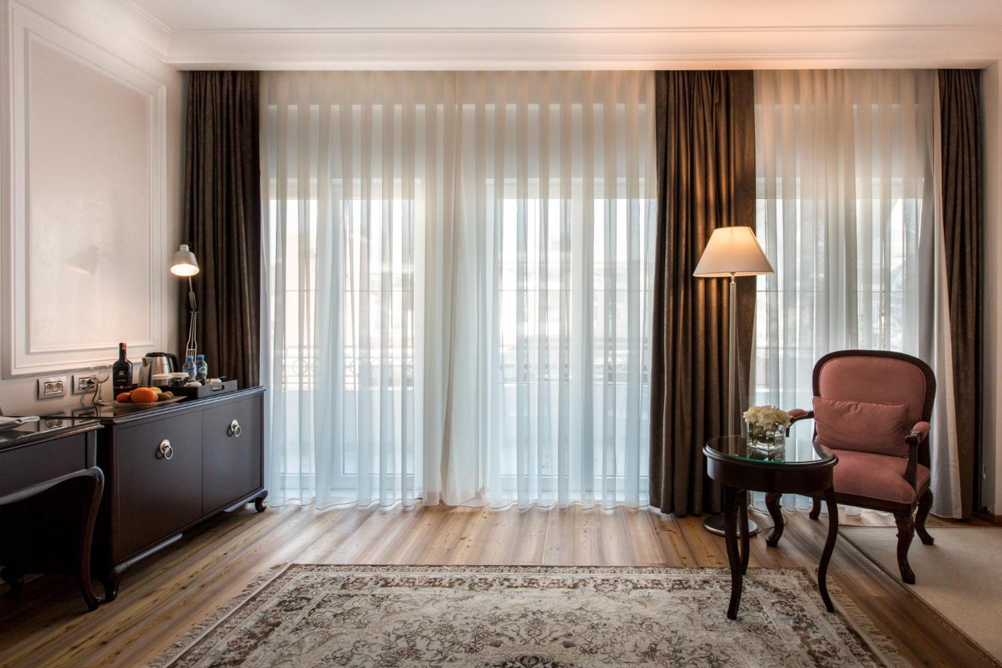 Xheko Imperial Luxury Hotel & Spa Tirana Exterior foto A room at the hotel